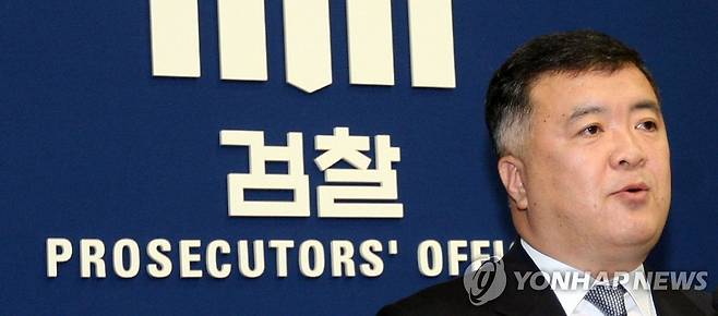 2009년 `朴게이트' 수사결과 발표하는 이인규 전 중수부장  [연합뉴스 자료사진]