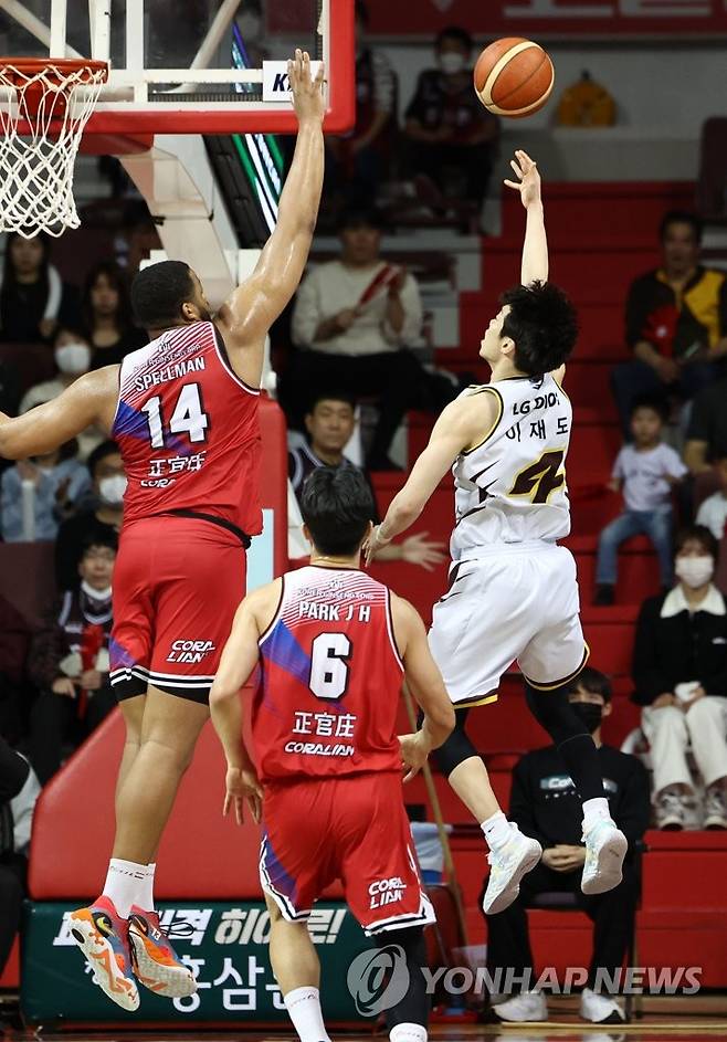 슛하는 이재도 (안양=연합뉴스) 김인철 기자 = 16일 경기도 안양실내체육관에서 열린 KBL 2022-2023 SKT 에이닷 프로농구 안양 KGC 인삼공사와 창원 LG 세이커스의 경기. LG 이재도가 KGC 스펠맨을 피해 슛을 시도하고 있다. 2023.3.16 yatoya@yna.co.kr