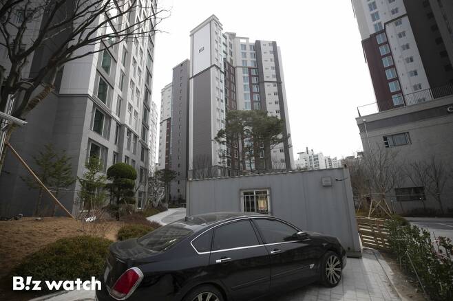 17일 서울 양천구 신목동파라곤 아파트 단지 주변으로 컨테이너박스가 출입을 통제하고 있다./사진=이명근 기자 qwe123@