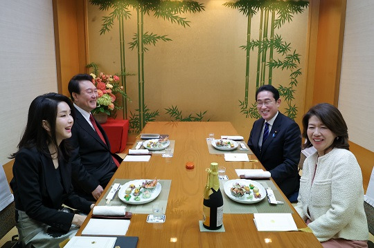 윤석열 대통령과 부인 김건희 여사, 기시다 후미오 일본 총리와 부인 기시다 유코 여사가 지난 16일 도쿄 한 식당에서 친교 만찬을 하고 있다. 사진=뉴시스