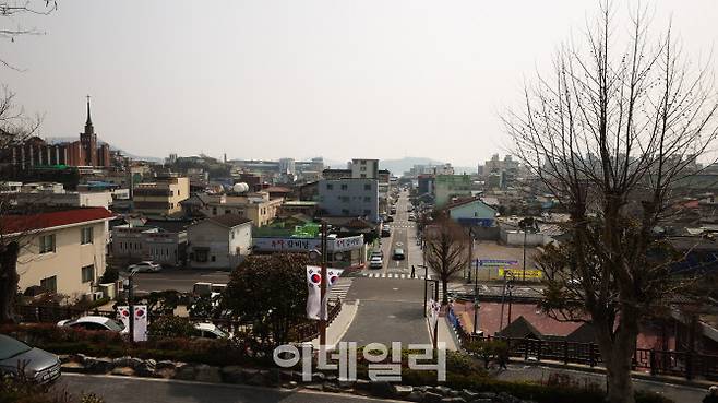 목포근대역사관 1관(구 목포 일본영사관)에서 바라본 시가지.