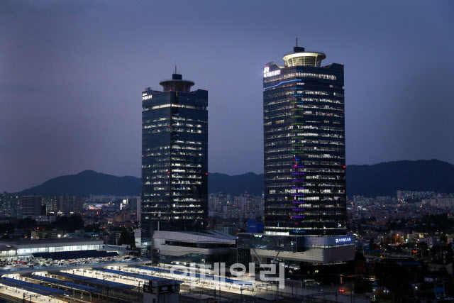 대전시 동구 대전역에 자리잡고 있는 국가철도공단(오른쪽). (사진=국가철도공단)