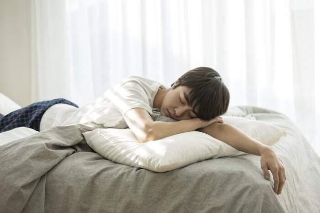 허리 통증이 지속하거나 관련 질환을 갖고 있다면 잘 자는 일은 중요하다. 엎드려 자는 자세는 허리와 눈 내부의 압력을 높이기 때문에 건강에 가장 좋지 않다. [사진=클립아트코리아]