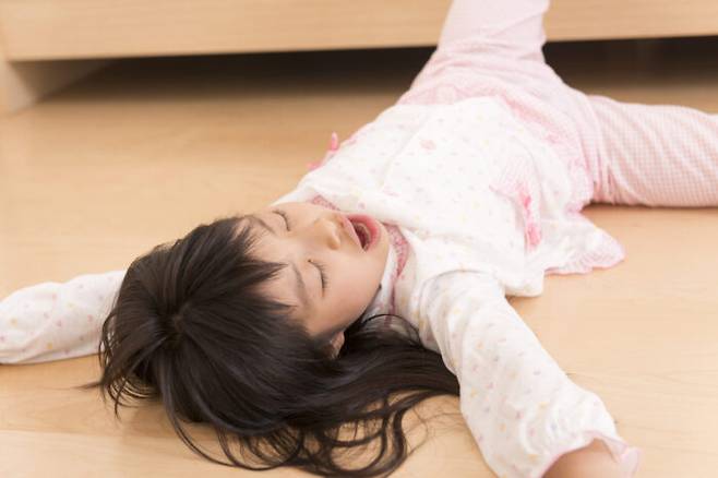 허리 질환이나 통증이 있다면 수면 환경으로 딱딱한 바닥은 피하는 것이 좋다. 3~4cm의 이불을 깔거나 엉덩이가 처지지 않을 정도로 단단한 매트리스를 선택하고 베개 높이에도 신경쓸 필요가 있다. [사진=게티이미지뱅크]