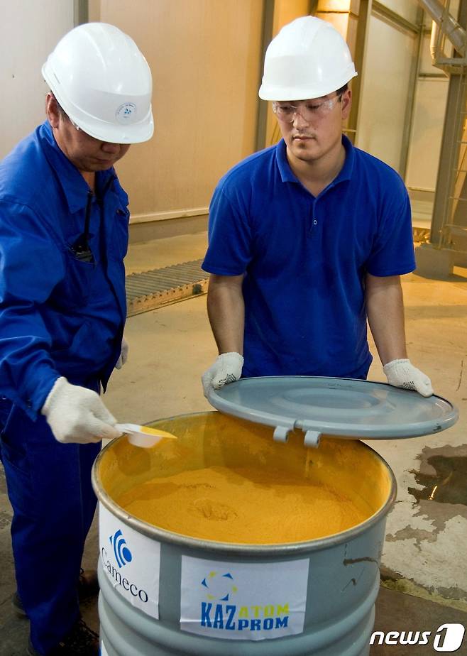 지난 2010년 6월5일(현지시간) 인부들이 카자흐스탄 타이코누르 정착지 인근의 잉카이 우라늄 광산에서 '우라늄정광'(옐로우케이크)로 가득 찬 드럼통을 확인하고 있다. 2010.05.20/뉴스1 ⓒ 로이터=뉴스1 ⓒ News1 김민수 기자<사진은 본 기사와 무관>