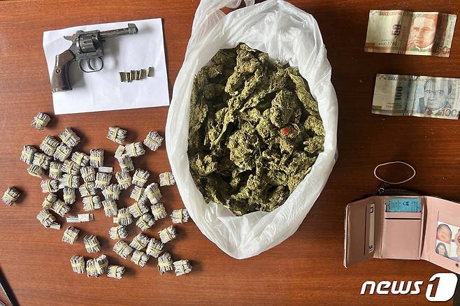 페루 경찰은 19일(현지시간) 리마의 한 상업지구에서 마약 소매상 4명을 마약 판매 혐의로 체포한 뒤 코카인, 권총 등 현장 증거물을 언론에 공개했다. 2022.12.19. ⓒ AFP=뉴스1 ⓒ News1 김성식 기자