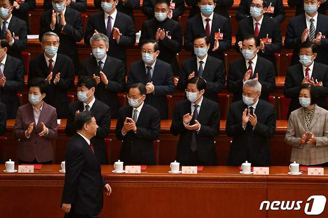 시진핑 중국 국가 주석이 13일 (현지시간) 베이징 인민 대회당에서 열린 전인대 폐막식에 참석하기 위해 도착하며 박수를 받고 있다. ⓒ AFP=뉴스1 ⓒ News1 우동명 기자