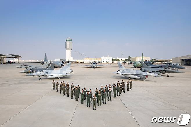 공군은 지난 달 26일부터 아랍에미리트(UAE) 아부다비의 알 다프라 기지에서 UAE 공군사령부가 주관하는 다국적 연합훈련인 '2023년 데저트 플래그(Desert Flag) 훈련'에 참가했다고 17일 밝혔다. 데저트 플래그 훈련 미디어데이에서 우리 공군 훈련요원들이 C-130 수송기 등 훈련 참가국들의 항공기 앞에서 기념촬영을 하고 있다. (공군 제공) 2023.3.17/뉴스1