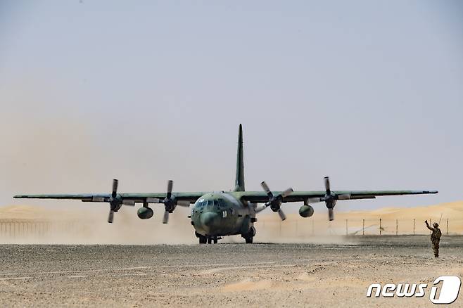 공군은 지난 달 26일부터 아랍에미리트(UAE) 아부다비의 알 다프라 기지에서 UAE 공군사령부가 주관하는 다국적 연합훈련인 '2023년 데저트 플래그(Desert Flag) 훈련'에 참가했다고 17일 밝혔다. 공군 C-130 수송기가 작전차량을 적재한 이후 비포장 활주로에서 이륙하고 있다. (공군 제공) 2023.3.17/뉴스1