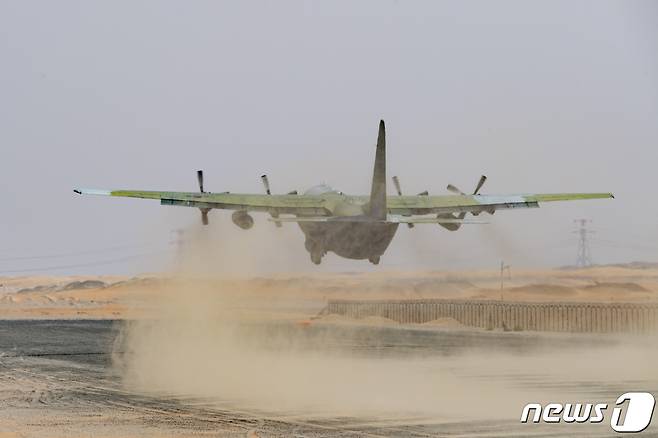 공군은 지난 달 26일부터 아랍에미리트(UAE) 아부다비의 알 다프라 기지에서 UAE 공군사령부가 주관하는 다국적 연합훈련인 '2023년 데저트 플래그(Desert Flag) 훈련'에 참가했다고 17일 밝혔다. 공군 C-130 수송기가 작전차량을 적재한 이후 비포장 활주로에서 이륙하고 있다. (공군 제공) 2023.3.17/뉴스1