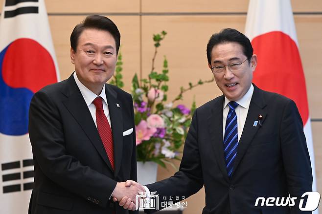 윤석열 대통령과 기시다 후미오 일본 총리가 16일 일본 도쿄 총리 관저에서 열린 한일 정상 소인수회담에 앞서 기념촬영을 하고 있다. (대통령실 홈페이지) 2023.3.17/뉴스1 ⓒ News1 오대일 기자