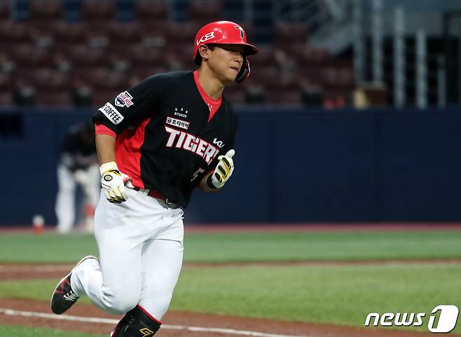 15일 오후 서울 구로구 고척스카이돔에서 열린 2023 한국프로야구(KBO) KIA 타이거즈와 키움 히어로즈의 시범경기, 3회초 2사 주자없는 상황 KIA 김도영이 선취 솔로홈런을 쏘아올린 뒤 그라운드를 돌고 있다. 2023.3.15/뉴스1 ⓒ News1 이동해 기자