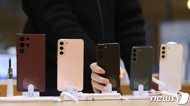 지난해 2월10일 서울 서초구 삼성 딜라이트에서 시민들이 삼성전자의 새로운 플래그십 스마트폰 갤럭시S22 시리즈를 체험하고 있다. 2022.2.10/뉴스1 ⓒ News1 신웅수 기자