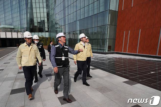 김동섭 한국석유공사 사장(오른쪽 두번째)이 17일 울산 본사 사옥 주변을 둘러보고 있다. (한국석유공사 제공)