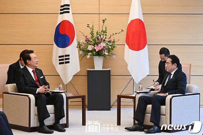 윤석열 대통령과 기시다 후미오 일본 총리가 16일 일본 도쿄 총리 관저에서 열린 한일 정상 소인수회담을 하고 있다. (대통령실 홈페이지) 2023.3.17/뉴스1 ⓒ News1 오대일 기자