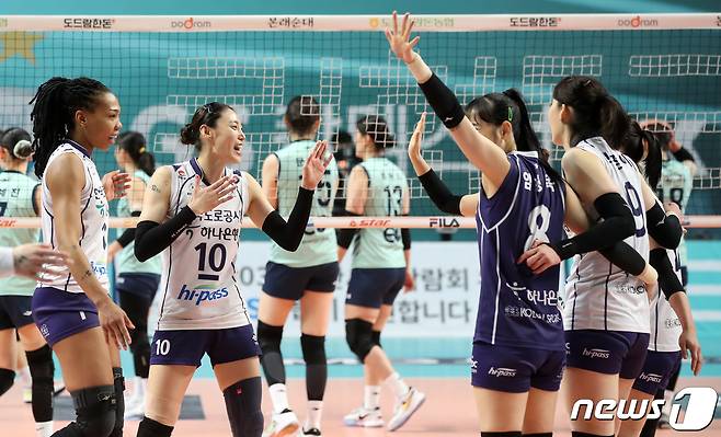 17일 오후 서울 중구 장충체육관에서 열린 프로배구 여자부 '2022-23시즌 도드람 V리그' GS칼텍스와 한국도로공사의 경기에서 세트 스코어 3대0으로 승리한 한국도로공사 선수들이 기뻐하고 있다. 2023.3.17/뉴스1 ⓒ News1 이승배 기자