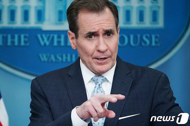 존 커비 백악관 국가안보회의(NSC) 전략 소통 조정관이 13일(현지시간) 워싱턴 백악관 브래디 룸에서 브리핑을 갖고 “블라디미르 푸틴 러시아 대통령은 양말을 갈아 신듯이 군 지휘관을 교체하고 있다”고 밝히고 있다. ⓒ AFP=뉴스1 ⓒ News1 우동명 기자