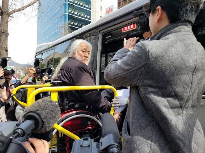 박경석 전국장애인차별철폐연대(전장연) 대표가 17일 서울 종로구 서울경찰청 앞에서 경찰에 체포되는 모습.