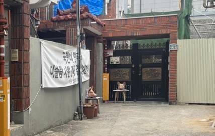 17일 오후 대구 북구 대현동 이슬람 사원 공사장 앞에 돼지머리 2개가 다시 놓였다.[이미지출처=연합뉴스]