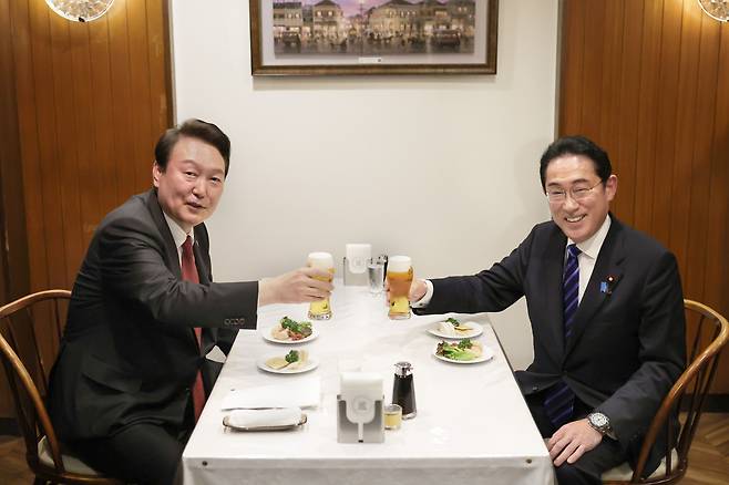 윤석열 대통령과 기시다 후미오 일본 총리가 16일 친교 만찬을 마치고 도쿄 한 식당으로 자리를 옮겨 건배하고 있다./뉴시스