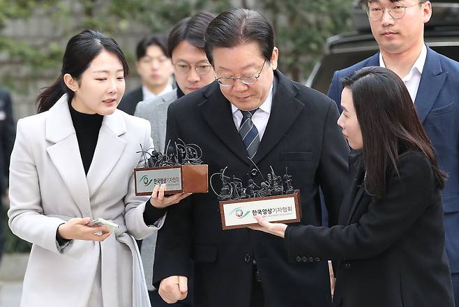 이재명 더불어민주당 대표가 17일 오전 서울 서초구 서울중앙지방법원에서 열린 공직선거법 위반 공판에 출석하고 있다. /뉴스1