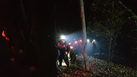 충남 공주시 사곡면에서 산불을 진화하고 있다. 사진=산림청 제공