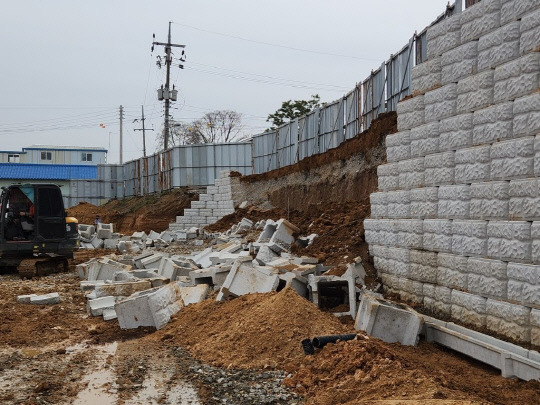 지난 16일 오후 충남 천안시 직산읍의 한 공사현장에서 옹벽 보강토가 붕괴돼 근로자 3명이 매몰돼 구조됐으나 사망했다. 사진은 현장 모습.  사진=연합뉴스