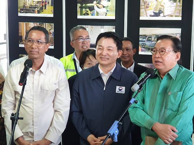 원희룡 국토교통부 장관이 17일 오전 부디 카르야 수마디(Budi Karya Sumadi) 교통부 장관과 헤루 부디 하르토노(Heru Budi Hartono) 자카르타 주지사와 함께 자카르타 경전철(LRT) 1A단계를 시승했다.ⓒ데일리안 인도네시아=원나래기자