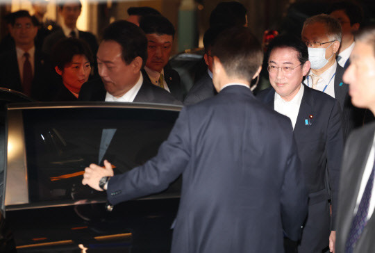 윤석열 대통령과 기시다 후미오 일본 총리가 만찬 뒤 친교의 시간을 마친 뒤 16일 오후 일본 도쿄 긴자의 오므라이스 노포를 나서고 있다.      도쿄=연합뉴스