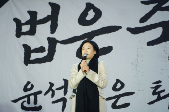 이수진 더불어민주당 의원(동작을)이 지난 2월 11일 숭례문 앞에서 열린 제26차 촛불대행진에서 연설하고 있는 모습<디지털타임스 DB>