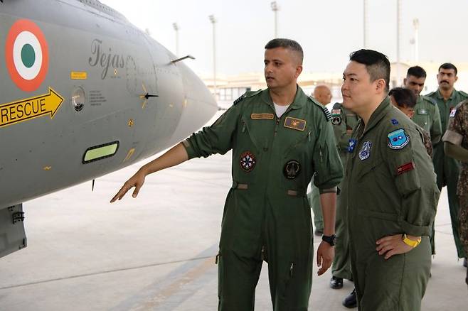 공군이 2월 26일부터 17일까지 UAE 아부다비의 알 다프라(Al Dhafra) 기지에서 UAE 공군사령부가 주관하는 다국적 연합훈련 '23년 데저트 플래그(Desert Flag) 훈련'에 참여한 가운데, 한국 공군 훈련요원들이 인도 공군 전투기 테야스(Tejas)에 대한 설명을 듣고 있다. 사진=공군 제공