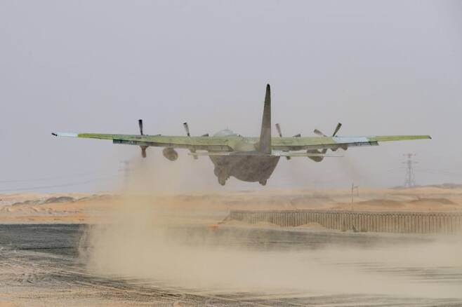 공군이 지난 달 26일부터 17일까지 UAE 아부다비의 알 다프라 기지에서 열린 다국적 연합훈련 '23년 데저트 플래그(Desert Flag) 훈련'에 참가했다고 17일 밝혔다. 사진은 한국 C-130 수송기가 작전 차량을 적재한 후 비포장 활주로에서 이륙하는 모습. 사진=공군 제공