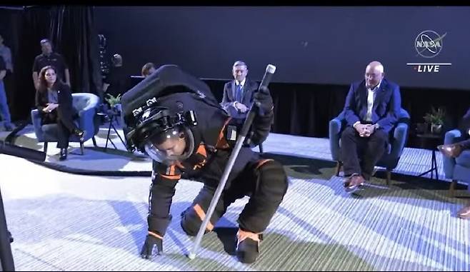 새 우주복은 쪼그려 앉기도 가능하다. 나사TV