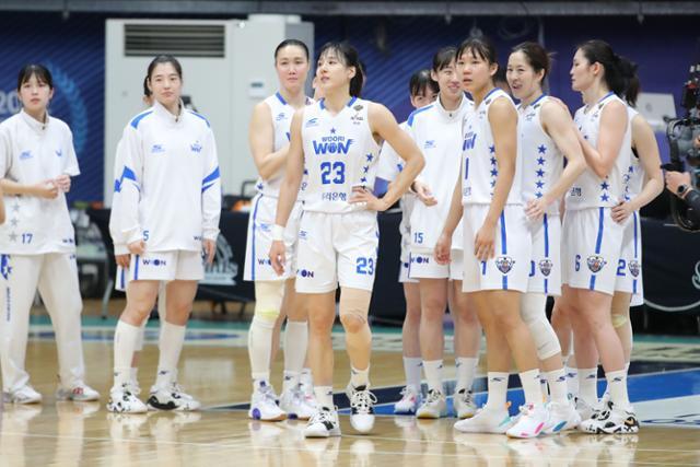 우리은행 선수들이 지난 13일 인천 도원체육관에서 열린 2022~23 여자프로농구 신한은행과 플레이오프 2차전에서 승리한 뒤 기뻐하고 있다. 뉴시스
