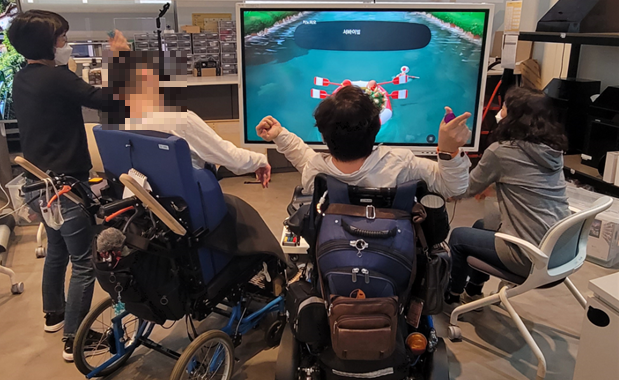 장애인이 가족, 친구와 함께 게임을 즐기는 모습. 보건복지부 제공