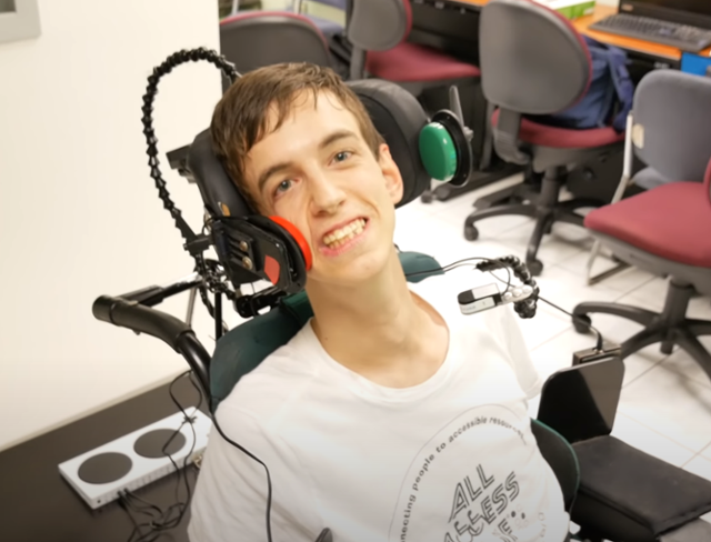 장애인 게임 보조기기를 통해 게임을 하고 있는 해외 유튜버. 보건복지부 제공