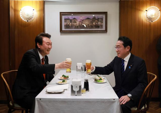 윤석열(왼쪽) 대통령과 기시다 후미오 일본 총리가 16일 만찬 후 도쿄 긴자의 경양식점 '렌가테이'에서 맥주로 건배를 하고 있다. 일본 총리 관저 제공, AP 연합뉴스