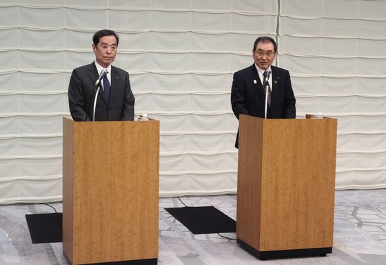 김병준 전경련 회장직무대행(왼쪽)과 도쿠라 마사카즈 게이단렌 회장이 16일 일본 도쿄 게이단렌 회관에서 ‘한·일(일·한) 미래 파트너십기금’ 창설을 발표하고 있다. 이영희 특파원
