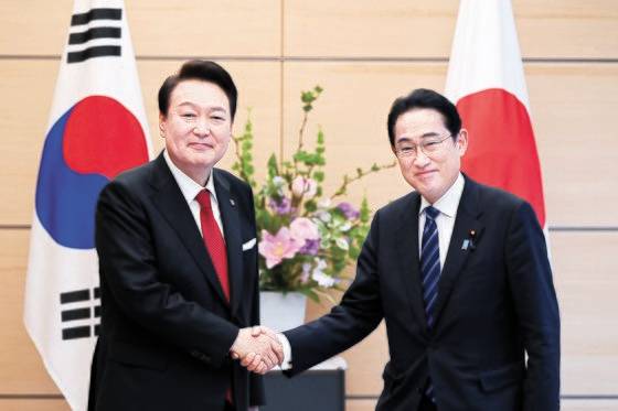 1박2일 일정으로 일본을 방문한 윤석열 대통령이 16일 오후 일본 도쿄 총리 관저에서 기시다 후미오 일본 총리와 한일 정상 소인수회담에 앞서 기념촬영을 하며 악수하는 모습. 연합뉴스.