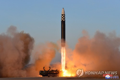 ▲ 김정은 “핵전쟁억제력 강화로 적들에 두려움 줘야”…ICBM 참관(평양 조선중앙통신=연합뉴스) 김정은 북한 국무위원장이 전날 대륙간탄도미사일(ICBM) ‘화성-17형’ 발사훈련을 현지지도했다고 조선중앙통신이 17일 밝혔다. 중앙통신은 “미국과 남조선 괴뢰역도들의 도발적이며 침략적인 대규모 전쟁연습소동으로 하여 조선반도 지역에 가장 불안정한 안전 환경이 조성되고 있는 엄중한 형세 하에서 조선로동당 중앙군사위원회는 3월 16일 대륙간탄도미싸일 ‘화성포-17’형 발사 훈련을 단행하도록 하였다”고 보도했다. 통신은 “평양국제비행장에서 발사된 대륙간탄도미싸일 ‘화성포-17’형은 최대 정점고도 6,045㎞까지 상승하며 거리 1,000.2㎞를 4,151s(초)간 비행하여 조선동해 공해상 목표수역에 탄착되였다”고 밝혔다.연합뉴스