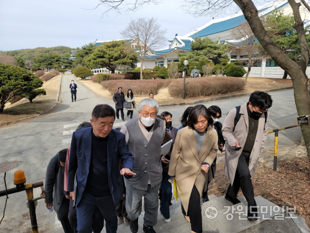 ▲ 국회 ‘정순신 검사특권 진상조사단’이 17일 민족사관고등학교를 방문했다.