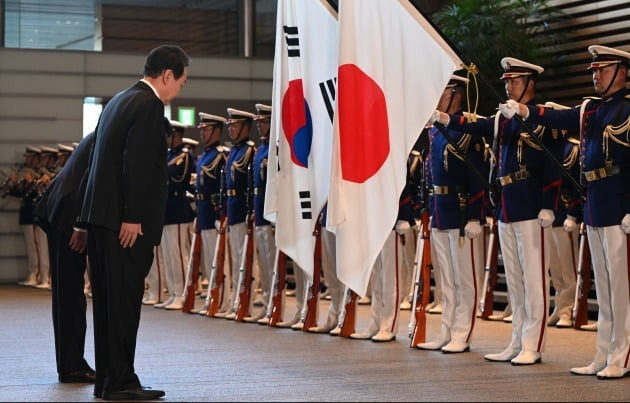 1박2일 일정으로 일본을 방문한 윤석열 대통령이 16일 오후 일본 도쿄 총리 관저에서 기시다 후미오 총리와 의장대 사열을 하며 양국 국기에 예를 갖추고 있다. /사진=연합뉴스