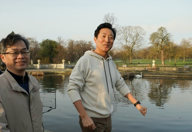 오세훈 서울시장이 15일(현지시간) 런던을 대표하는 하이드파크 일대를 둘러보며 관계자들과 이야기를 나누고 있다. 서울시 제공