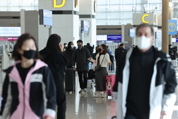 인천공항에서 마스크를 쓴 여행객들이 이동하고 있다. /사진=연합뉴스