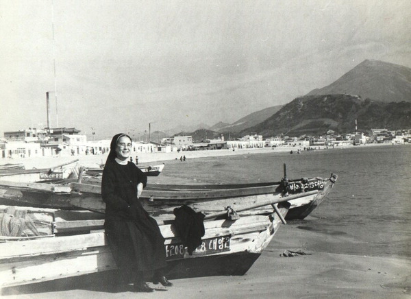 “1960~1970년대 어느 날 광안리 해변으로 산책 나와 찍은 사진”이라며 이해인 수녀가 보내온 흑백사진. 본문에서 이해인 시인은 “어쩌다 바닷가에 다녀오는 길엔 신발가게를 둘러보는 재미가 있었다”고 떠올린다.