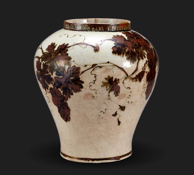 "Jar Decorated with Grapes" from the 18th century (Leeum Museum of Art)