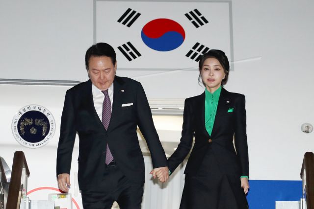 윤석열 대통령과 김건희 여사가 17일 경기 성남 서울공항에 도착, 공군 1호기에서 내리고 있다. 뉴시스
