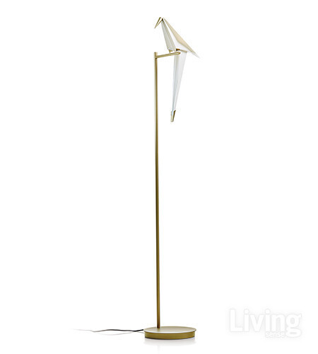 황금색 나무에 순백색 새가 앉은 모양으로 실내에 자연을 들인 듯 조명의 역할을 넘어 인테리어 소품으로도 활용 가능하다. Perch Light LED Floor Lamp Swiveling Bird, 280만원대 모오이 by 르위켄.