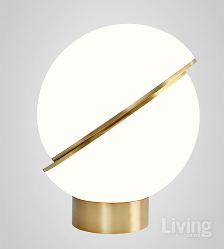 리 브룸(Lee Broom)의 대표적인 제품 중 하나. 구를 살짝 빗긴 사이로 초승달 모양이 보이는 것이 특징. Crescent Table Lamp, 159만원대 리 브룸.