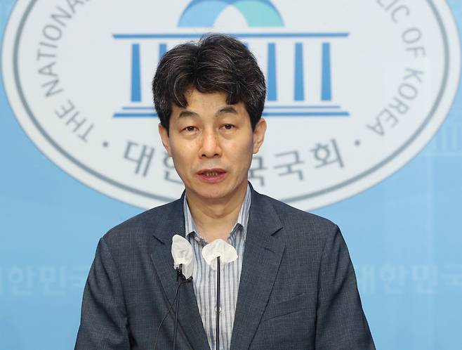 윤건영 더불어민주당 의원. / 사진 = 매일경제